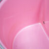 Futtereimer zum Einhängen rosa – Bild 3