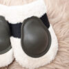 HKM Streichkappen mit Kunstfell olive Pony – Bild 2