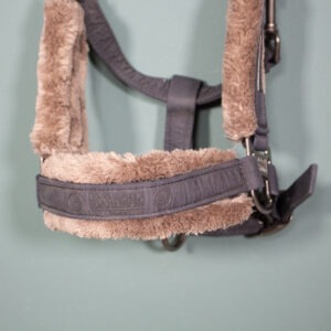 Eskadron Essence Halfter Douplepin Sparkle Fauxfur darkolive P2